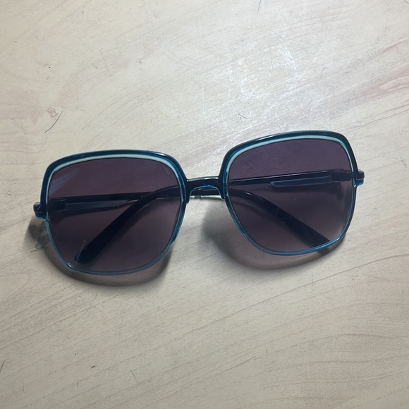 2 Piece Sunglasses Set - Picture 2 of 3